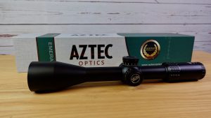 Aztec Optics Emerald 5,5-25x50 Zielfernrohr SFP mit Umkarton seitliche Ansicht