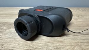 Element Optics Titan 3K mit heraus geschraubten Okular