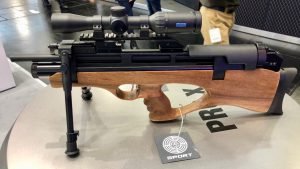 Steyr Pro X Scout mit Zweibein Weaverschiene und Erhöhung sowie montiertem Zielfernrohr auf der IWA 2019