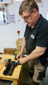 Thomas Rink beim montieren eines Schafts für eine Weihrauch HW45