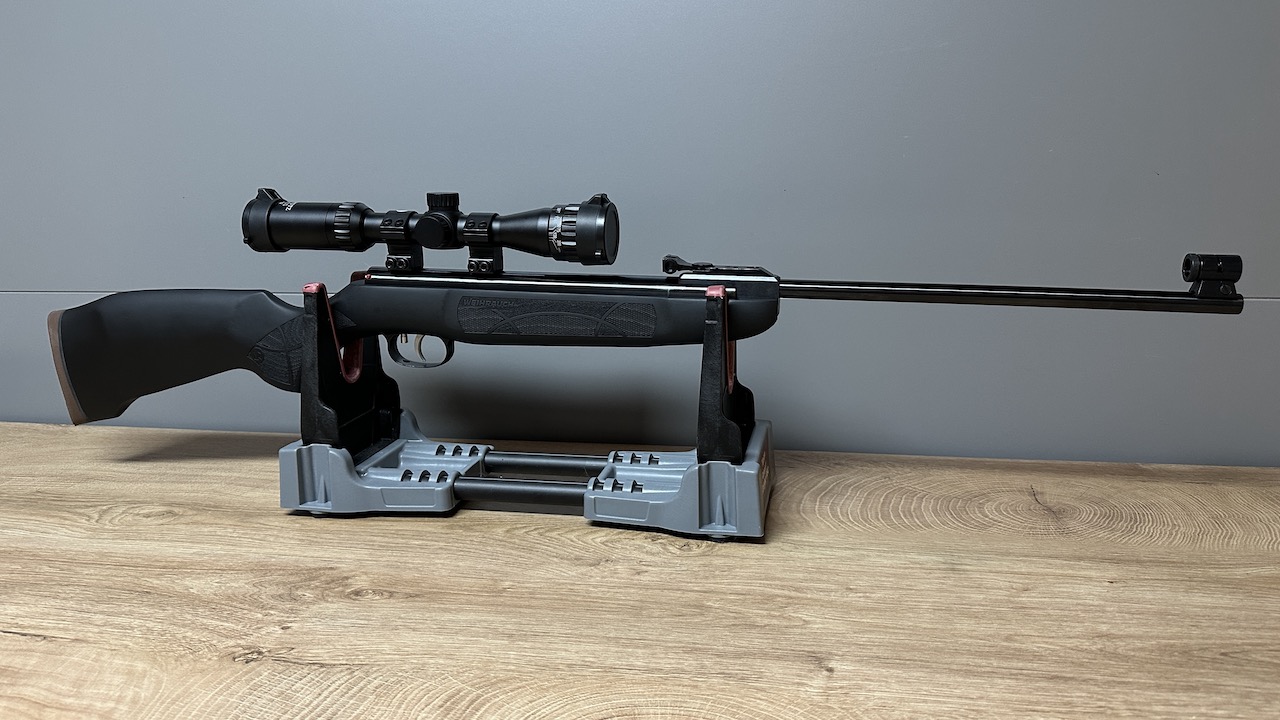 Weihrauch HW 30 S matt schwarz Ansicht rechts vorne