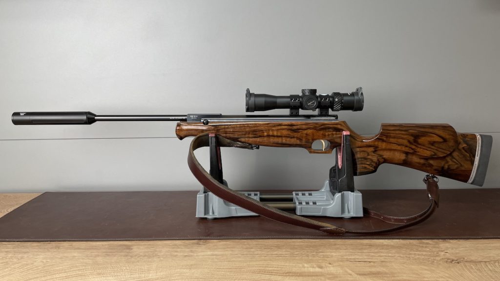 Weihrauch HW30 mit Daviesbuilt Gunstocks Schaft Aufnahme links gesamt mit Gurt